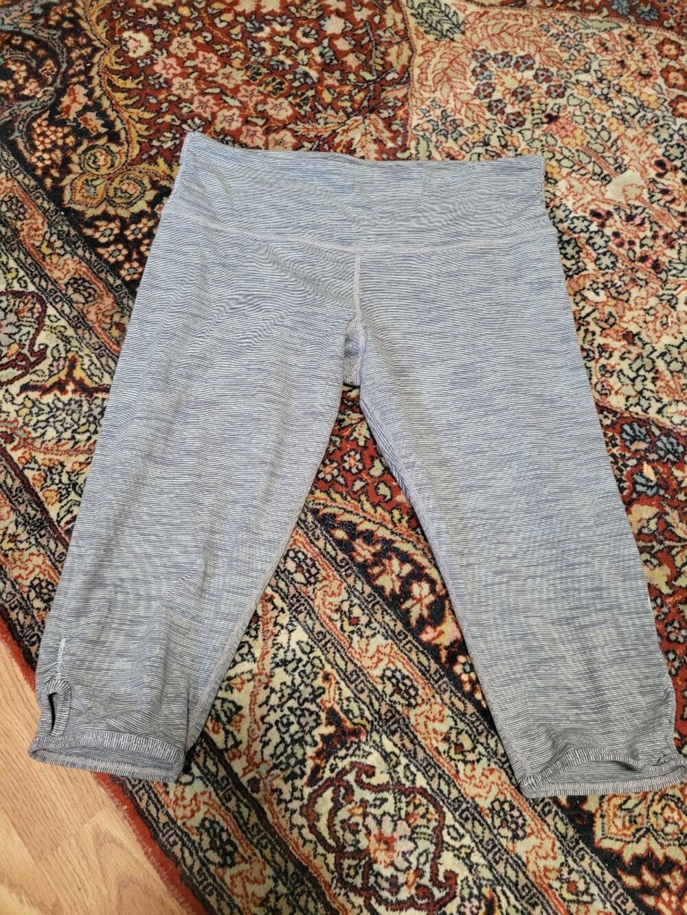 Lululemon Knee Length running Pants/Shorts Size 8